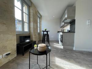 Dapur atau dapur kecil di Studio lumineux avec Climatisation pour 2 Personnes