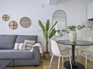 a living room with a couch and a table and chairs at Moderno estudio a 2 minutos de la Playa Sagunto A3 in Puerto de Sagunto