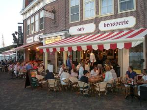 
A restaurant or other place to eat at Hotel Cafe Restaurant Van Den Hogen
