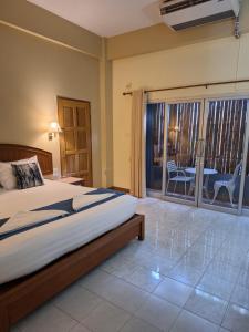 Postel nebo postele na pokoji v ubytování Lalisa Hotel Aonang