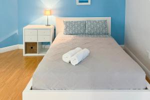 Una cama blanca con toallas en un dormitorio en Miami Beach Apartments by MiaRentals, en Miami Beach