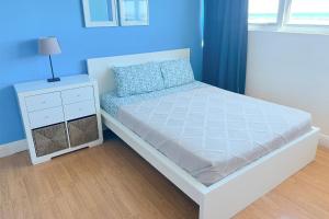 1 dormitorio con cama blanca y mesita de noche en Miami Beach Apartments by MiaRentals, en Miami Beach