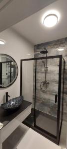 een badkamer met een douche met een kussen en een spiegel bij Apartament Od Nowa Zdrój in Busko-Zdrój +26 foto's