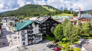 een luchtzicht op een stad met een berg bij Seefelds Bed & Breakfast in Seefeld in Tirol