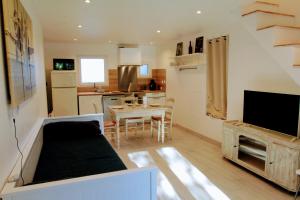 a living room with a couch and a kitchen at Le Petit Canivet in Cerny
