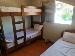 圣保罗Hostel On Top1 CGH SP QUARTO PRIVADO Congonhas的带窗户的房间里有两张双层床