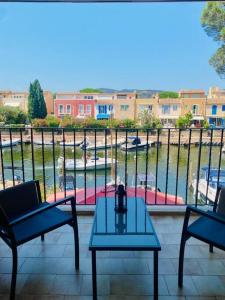 Balkón nebo terasa v ubytování Intérieur Neuf - VUE Superbe - Parking - Piscine + 2 fotografie