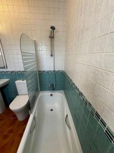 Et badeværelse på Marina De Casares beach house + 66 billeder