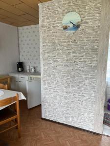 eine Küche mit einer Steinwand mit einer Uhr drauf in der Unterkunft Ferien-Bungalow -2- im Seebad UeckermündeOT Bellin in Ueckermünde