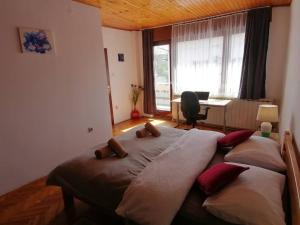 Cozy 1-bdrm apt in Dubec, ideal for work or study客房内的一张或多张床位