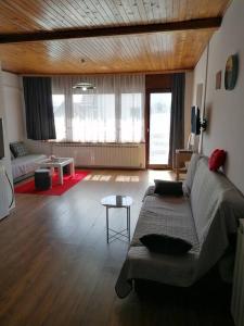 Cozy 1-bdrm apt in Dubec, ideal for work or study的休息区