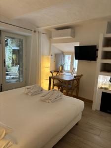 En eller flere senge i et værelse på La Maison des Vendangeurs - TABLE D'HÔTES le soir du jeudi au dimanche- Jacuzzi - Balnéo SPA - ACCES PISCINE pour toutes les chambres sauf STUDIO COQUET- Piscine de mai à mi-octobre + 258 billeder