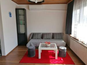 Cozy 1-bdrm apt in Dubec, ideal for work or study的休息区