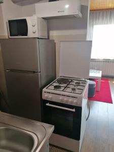 Cozy 1-bdrm apt in Dubec, ideal for work or study的厨房或小厨房
