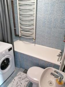 赛斯韦泰Cozy 1-bdrm apt in Dubec, ideal for work or study的带马桶和水槽的小浴室