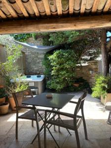 En have udenfor La Maison des Vendangeurs - TABLE D'HÔTES le soir du jeudi au dimanche- Jacuzzi - Balnéo SPA - ACCES PISCINE pour toutes les chambres sauf STUDIO COQUET- Piscine de mai à mi-octobre