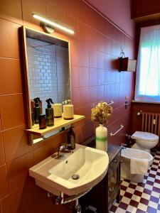 un baño con lavabo e inodoro en LR Deluxe Apartments - Maison Zeno, en Milán