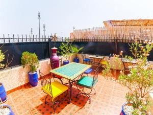 Riad Dar Yassine的阳台或露台