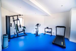 VIP Executive Suites do Marquês Hotel的健身中心和/或健身设施