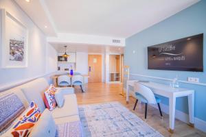 里斯本VIP Executive Suites do Marquês Hotel的带沙发、桌子和椅子的客厅