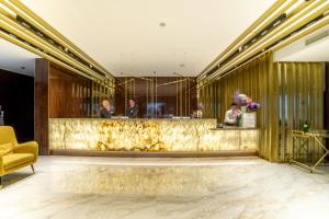 里斯本VIP Executive Suites do Marquês Hotel的大厅,有金色柜台,房间有人 更多37张照片