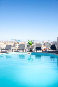 里斯本VIP Executive Suites do Marquês Hotel的楼顶上的大型游泳池