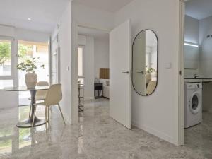 a kitchen and dining room with a table and a mirror at Oasis Junto al Mar a 2 minutos de playa Sagunto A6 in Puerto de Sagunto