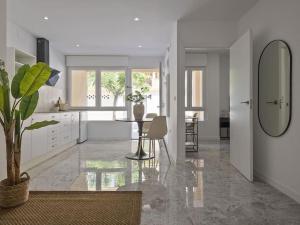 a kitchen and dining room with a table and a mirror at Oasis Junto al Mar a 2 minutos de playa Sagunto A6 in Puerto de Sagunto