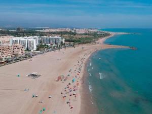 an aerial view of a beach with people and the ocean at Oasis Junto al Mar a 2 minutos de playa Sagunto A6 in Puerto de Sagunto