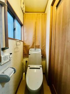 大阪市にある天六苑宿のトイレと窓のある小さなバスルーム