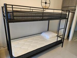 เตียงในห้องที่ studio meuble climatise centre ville vue mer