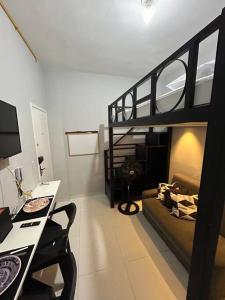 a living room with a loft bed and a desk at K Fofo - Aconchego no Centro in Rio de Janeiro