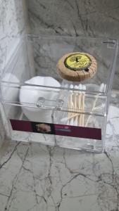 アレクサンドルポリスにあるNi & Na Apartment semi basementのコルクやその他のアイテムが入った透明なプラスチックの引き出し