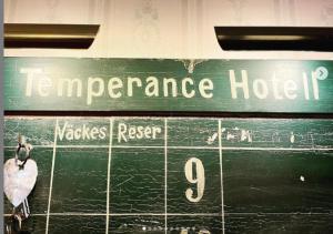 Vottorð, verðlaun, skilti eða annað skjal til sýnis á Hotell Temperance