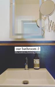San Paolo SolbritoにあるLa Scuderia Charming Rooms b&bのバスルームのシンクとバスルームのサインを読み取ります。