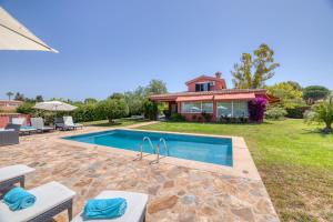 Bazén v ubytovaní Villa Kentia Mallorca, charming and stylish country house close to Palma alebo v jeho blízkosti