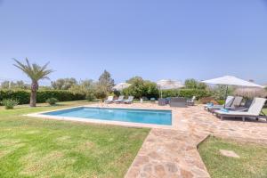 Bazén v ubytovaní Villa Kentia Mallorca, charming and stylish country house close to Palma alebo v jeho blízkosti