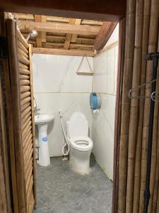 Koupelna v ubytování Gạo hạt dẻ homestay