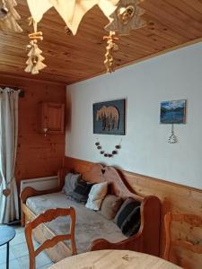 レ・ゾルにあるChaletauxOrres au pied des pistes et skis aux piedsの木製の天井が特徴のベッドルーム1室(ベッド1台付)