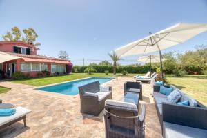 Bazén v ubytovaní Villa Kentia Mallorca, charming and stylish country house close to Palma alebo v jeho blízkosti