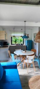 a dining room and kitchen with a table and chairs at Wyskocz w góry - domek z balią ogrodową in Szczyrk