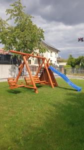 Ο χώρος παιχνιδιού για παιδιά στο Apartament w Centrum Kielc z prywatnym parkingiem