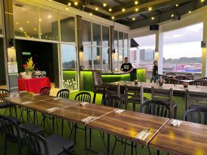 Un restaurante u otro lugar para comer en The LimeTree Hotel, Kuching