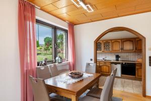 a kitchen and dining room with a table and chairs at Rosi's Ferienwohnung in Daun