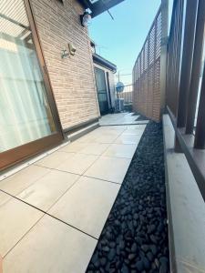 東京にあるVILLA MorEの岩の通路のある建物前の通路