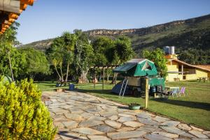 einen Garten mit einem Zelt, einem Tisch und Stühlen in der Unterkunft Canyons Camping Capitolio in Capitólio + 24 Fotos