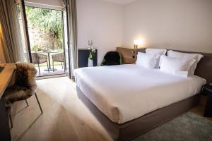 Postel nebo postele na pokoji v ubytování Relais et Châteaux Le Chambard