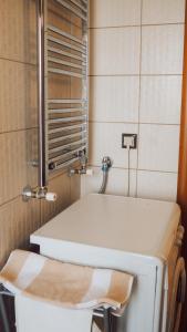 ein Badezimmer mit einer weißen Badewanne und einem Stuhl in der Unterkunft Summer house in Halkidiki in Paralia Dionisiou