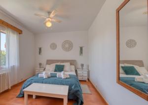 Posteľ alebo postele v izbe v ubytovaní Villa Kentia Mallorca, charming and stylish country house close to Palma