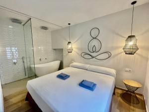 Ένα ή περισσότερα κρεβάτια σε δωμάτιο στο ESTUDIO CON JACCUZI Y SAUNA montaña y playa